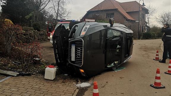 Aus dem Polizeibericht: Auto auf die Seite gelegt